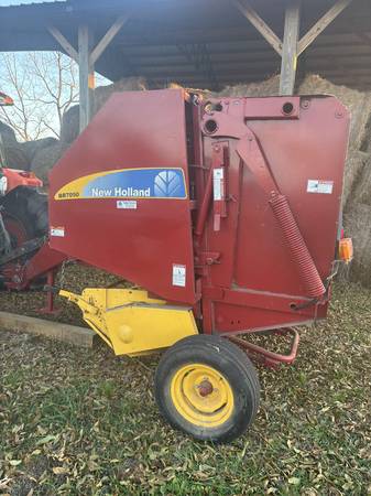 New Holland BR7050 Round Baler 1
