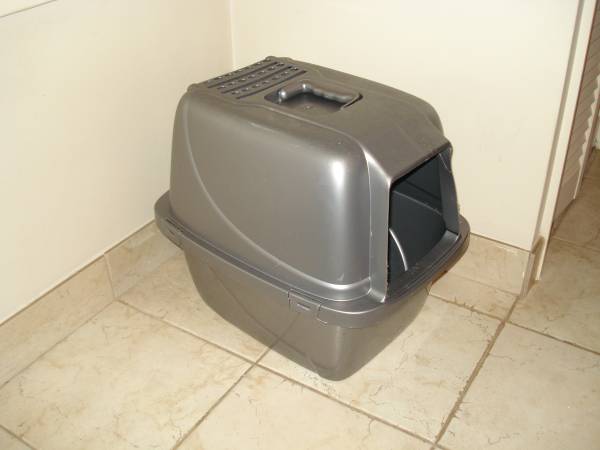 Covered Cat Litter Box 1