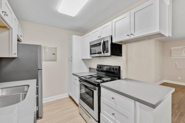 $2,950 / 2br - 909ft2 - Must-See Upgraded Apartment w/ Stainless Steel Appliances (Shadowridge, Vista, CA)63657260509569121