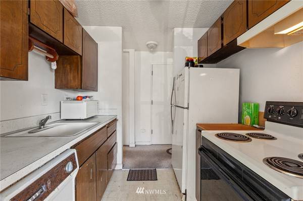 $1,400 / 1br - 656ft2 - Great opportunity!! Main floor secure entrance. Enjoy the pool in the (Tukwila)63870757962883123