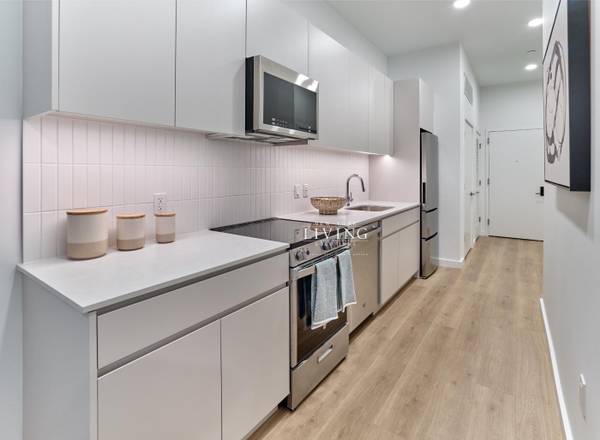 $2826.00 Beautiful Studio, 30 Min to Midtown, CONDO FINISHES! Full Service with (Long Island)63788715475841122