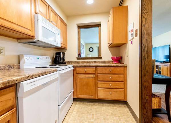 $1,675 / 1br - 825ft2 - Rare One Bedroom With Partial Lake View!  Call Today! (3780 London Rd, Duluth, MN)62969114220419122