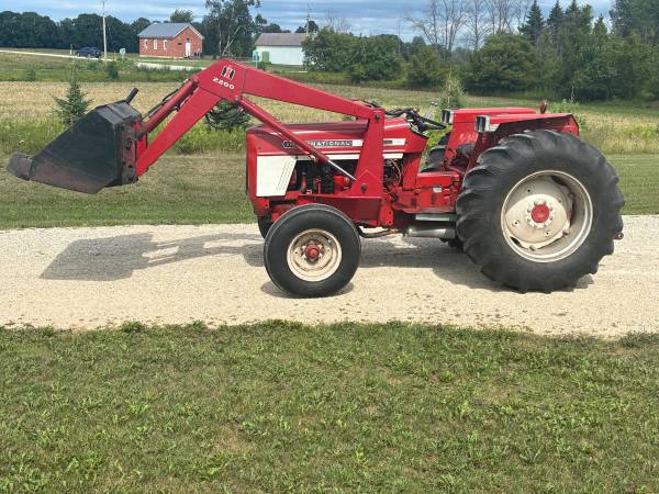 International 574 with loader 1