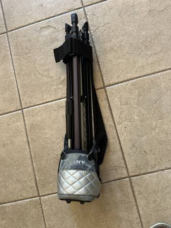 Trípode Sony VCT-400 vintage para cámaras y videocámaras Sony - $10 (Oceanside)63436958510723122