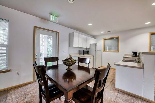 $1,704 / 3br - 1050ft2 - All you need and more: 3 BR, 2 BA in a vibrant community. (Tacoma)63659516861825123