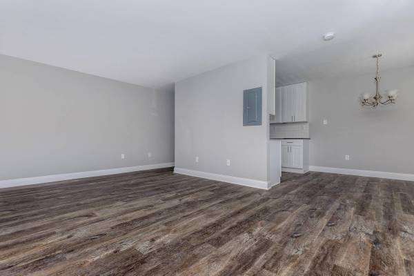 $2,395 / 3br - 1175ft2 - 3/bd 2/ba, Walk-in Closets, Linen Closet (4820 Kenmore Avenue, Alexandria, VA)64040192558465124