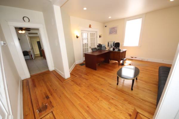 $1,400 Espacio de Oficina de Calidad en Falls Rd, ¡¡Todos los Servicios Incluidos!! (4703 Falls Rd)63694945905411122