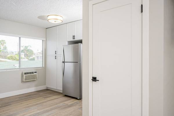 $2,495 / 2br - 890ft2 - 🔥 Sin balcón, sin problema: ¡elegante departamento de 2 habitaciones con gabinetes personalizados y estacionamiento!63829303501441122