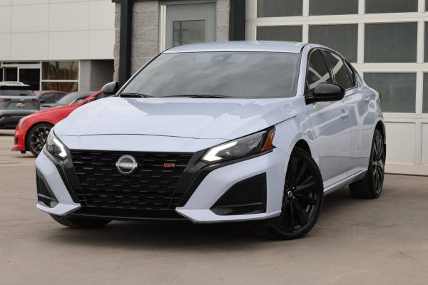 2023 Nissan Altima 2.5 SR photo 3