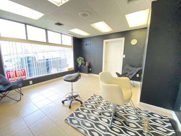 $800 / 300ft2 - Private Salon Space for Rent in Fletcher Hills $800/month (Fletcher Hills)64037389722882122