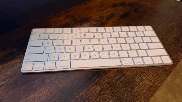 Apple Magic Keyboard (lightning charge) - Wireless 1