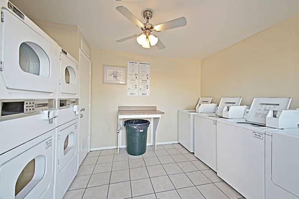 $1,075 / 1br - 605ft2 - Pool, Ceiling Fan, Air Conditioner, Courtyard64024997430786124