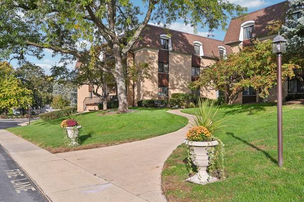 $227,900 / 2br - Naperville Condo Ready for Move in and Affordable at $227,900 (Naperville)64201220675203120