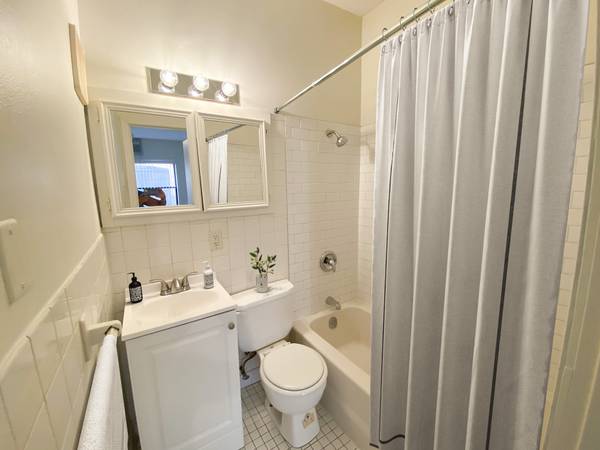$1,295 / 2br - Beautiful and Bright 2 Br |DISHWASHER and AC | Avail. Now | HOT DEAL (Uptown)63990383300227123