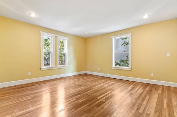 $3,600 / 3br - Near Longwood Are-3 bed/1 bath Duplex with 2 off street parking spots (Brookline)63828338968193123