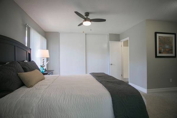$2,000 / 2br - 1050ft2 - LARGE UPSTAIRS 2 BED/2BATH AVAILABLE AT THE LINDYS! (UCR AREA)64028083905922123