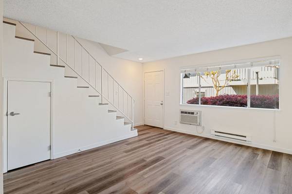 $3,875 / 2br - 1040ft2 - Renovated 2-Bedroom Townhome – Includes 2 Parking Spaces! (campbell)64017516151169121