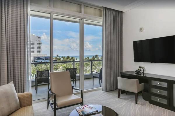 $2,259 / 1hab - 1002ft2 - Intensivo sofá grande y sofisticado frente a la playa 1/1-5 ubicación privilegiada (4401 Collins Ave #2804, Miami Beach, FL 33140)63825135831553121