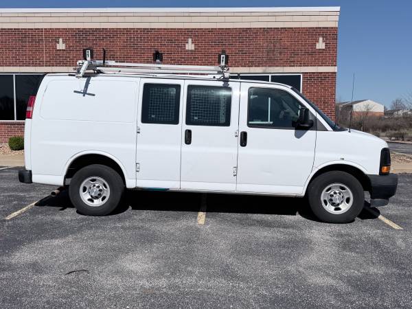 2017 Chevrolet Express 2500 - Photo 3
