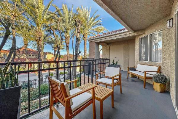 $3,516 / 3br - 1271ft2 - 3BD Townhome in Ontario- Easy Freeway Access & Nearby Entertainment64028084050691124