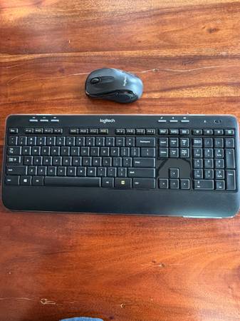 Logitech MK520 Wireless Keyboard and Mouse Combo 1