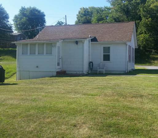 $1,400 / 2br - Cottage with detached garage (Johnson city)64048934964481123