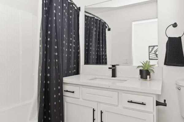 $2,830 / 2br - 988ft2 - Access to Public Transportation, Large Closets, Cable Ready (645 Hampshire Rd, Westlake Village, CA)63668287261697120