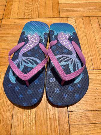 Girl’s Flip Flops Size 2 1