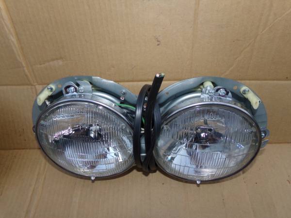 Dual Round Headlamp Assembly With Bulbs 1