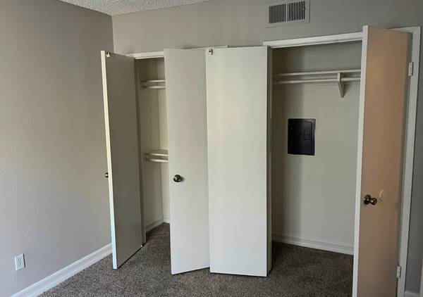 $2,050 / 1br - Montones de tiendas en Parkway Plaza + Eventos del centro de El Cajon + Un dormitorio (Avenida Peach / El Cajon)63845973891713121