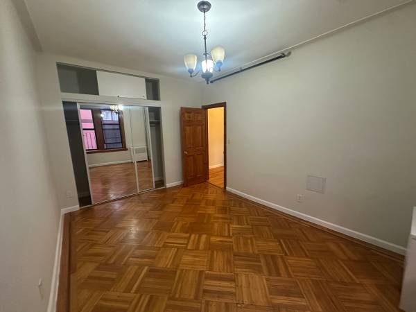 $2,100 / 1br - 1 bedroom 1 bath. Great area! (Midwood @Kingshway B & Q)63995823629570120