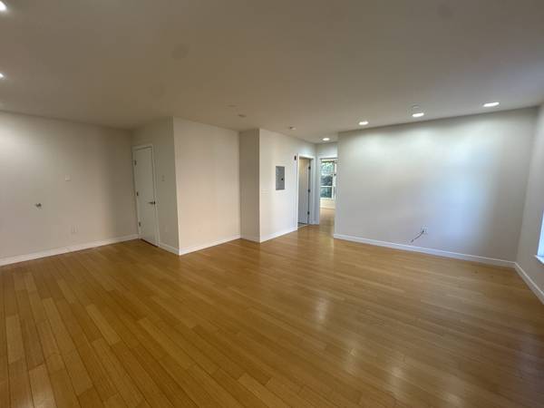 $3,500 / 2br - 959ft2 - Modern South End 1 Bed For $3,500 AVAIL NOW (South End)64213542448385122