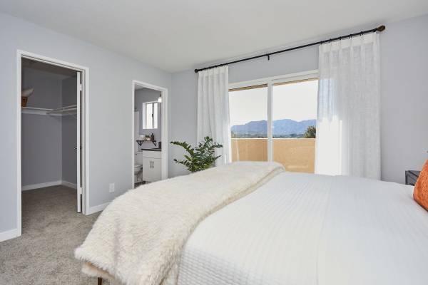 $3,849 / 3br - 1300ft2 - 3/BD, Built-in Appliances, Breakfast Bar (Santa Clarita)63829234153219124