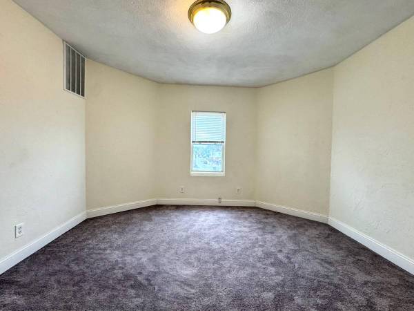 $3,300 / 3br - TOP FLOOR SUNNY 3 BED W/LAUNDRY IN EVERETT. CLOSE TO BUS/ T/ & BOSTON (EVERETT)63810039670785121