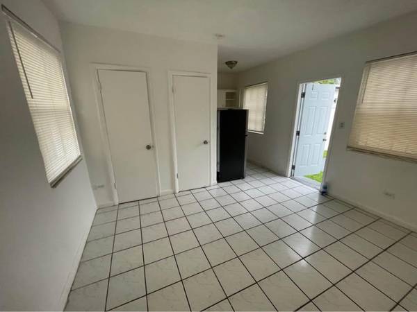 LARGE ALCOVE STUDIO /RECENTLY RENOVATED 1