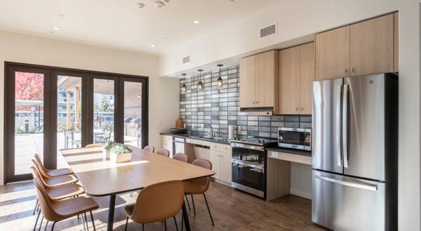 $1,953 / 3br - 1118ft2 - Spacious Walk-In Closets, A Must See, 9' Ceilings (The Village)63794970775297121