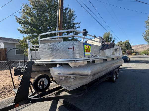 2001 22' Tracker Pontoon Boat 1