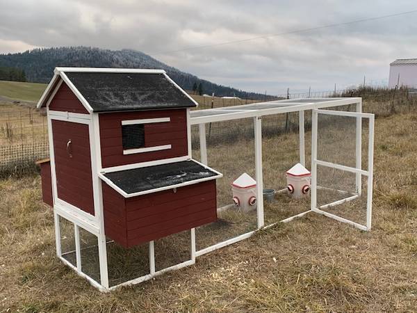 Chicken coop with two nesting boxes, a run, and a solar door opener 1