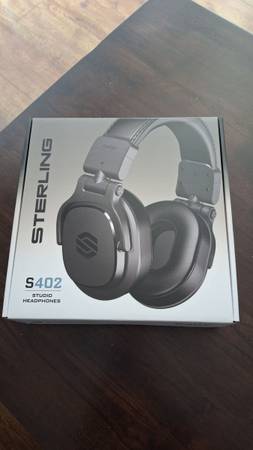 Sterling S402 studio headphones 1