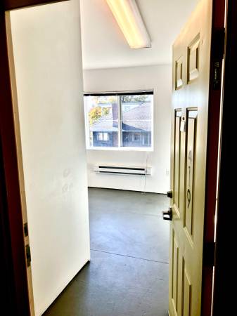 $575 Workspace/Art Studio/Maximize Every Moment in the Light (The Zoo)64165798637955120