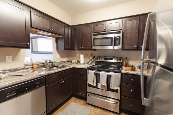 $1,692 / 2br - 1095ft2 - Fireplace, Impressive Finishes, Stunning Outdoor Pool, Smoke Free! (Eden Prairie)63868814592513120
