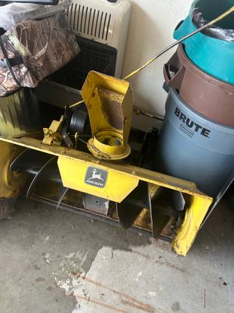 John Deere 110 112 front snowblower 1