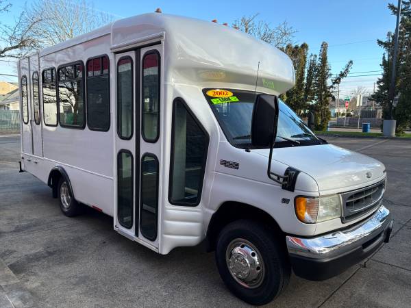 2002 FORD E-350 SUPER DUTY V8 138K MILLAS, AUTOBÚS PARA SILLA DE RUEDAS, CHASIS CORTO ***VENTA*** - $9.800 (PORTLAND, OREGÓN)63472351008643122