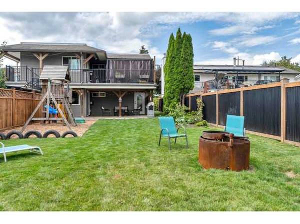 1/2 duplex no strata fees and a large yard! 1