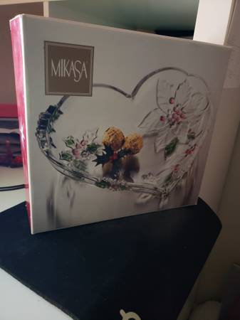 New in box Mikasa 10.75" Heart Dish 1