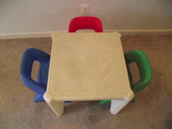 KIDS DURABLE PLASTIC TABLE with 3 CHAIRS 1