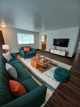 2 bedroom ready now!  Split rent and walk to UW! 1