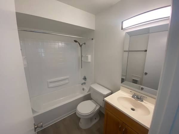 $1,325 / 1br - 680ft2 - Get $100 Off Rare 1 Bed w/ In-Unit Washer/Dryer Combo! Don't Miss Out! (Gladstone)63842023134977123