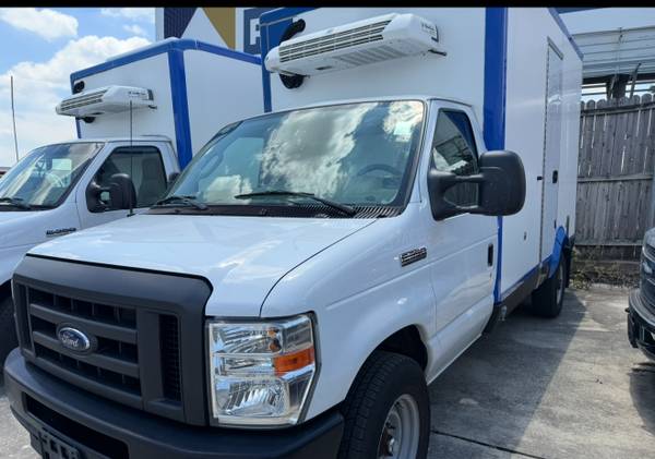 2023 Ford E350 12’ Refrigerated - Photo 2