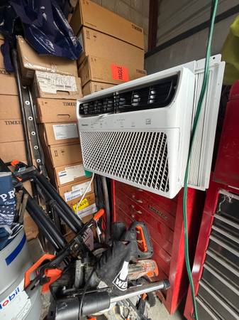 Window AC unit. 1
